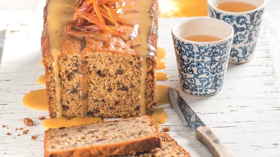 Gâteau à l'orange, aux dattes et aux noix, sauce caramel à l'orange