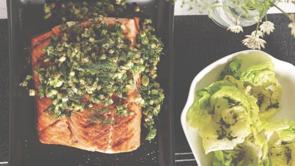 Pavé de saumon grillé, salsa verde à l’aneth