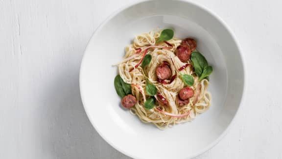 Capellinis au saucisson, miel, endives et verdure