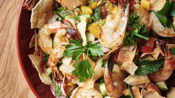 Salade Fatouche classique et brochettes de crevettes grillées aux épices