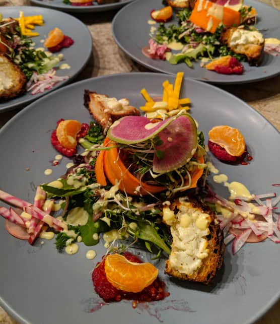 Salade croquante, croûtons de chèvre chaud et vinaigrette tiède aux agrumes