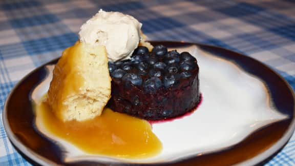 Pouding au sirop d’érable végétalien et tartare de bleuets