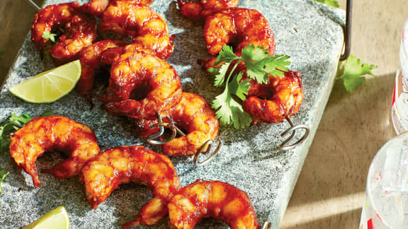 Brochettes de crevettes, salsa de pêches