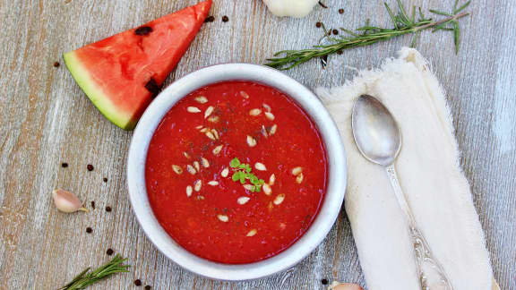 Soupe froide de melon d’eau au basilic