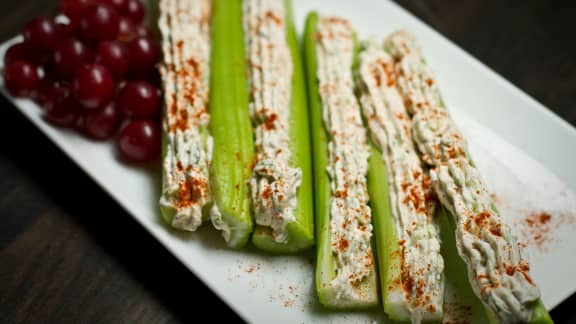 Bâtonnets de céleri et tartinade au fromage à la crème