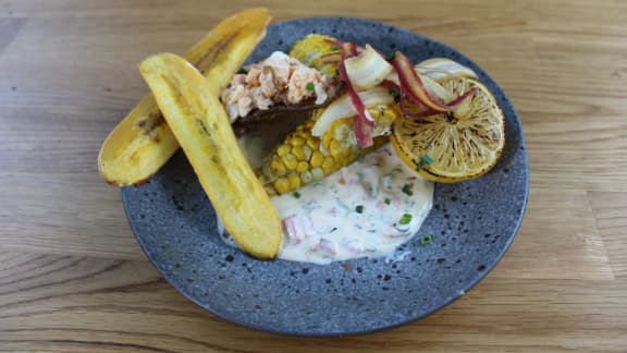 Truite grillée, maïs boucané, chips de plantain et peau de poisson croustillante