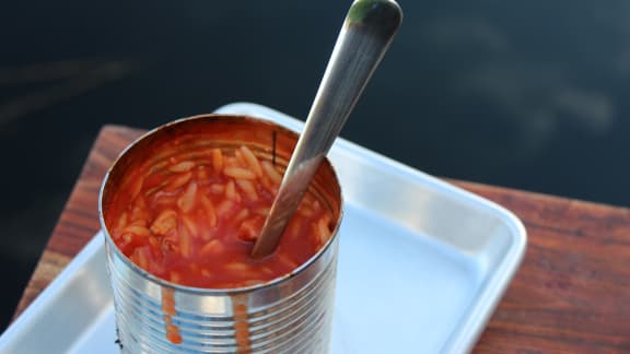 Paella de camping à la Bob dans une conserve