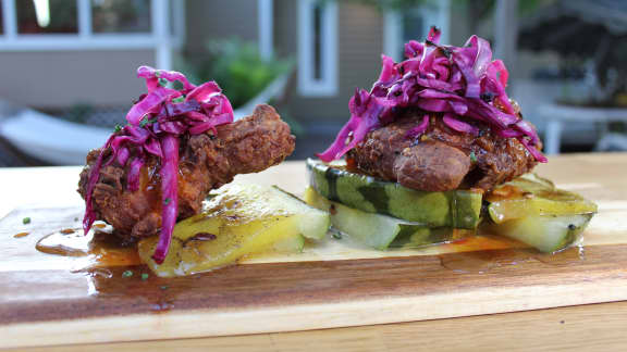 Poulet fumé frit, melon grillé et salade chou rouge