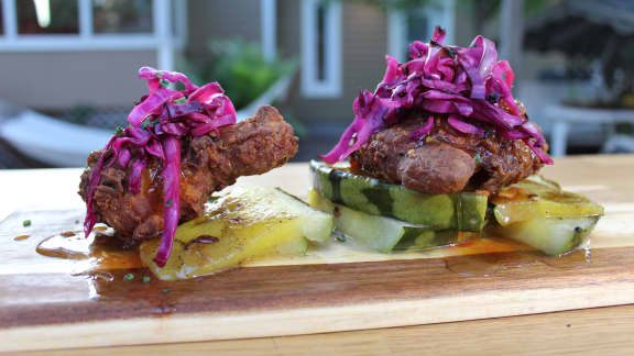 Poulet fumé frit, melon grillé et salade chou rouge