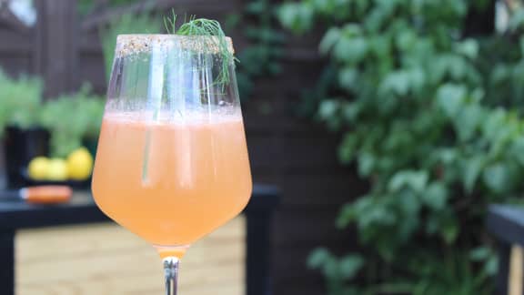 Cocktail au porto blanc et au pamplemousse grillé