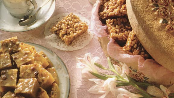 Carrés croustillants au riz et aux dattes