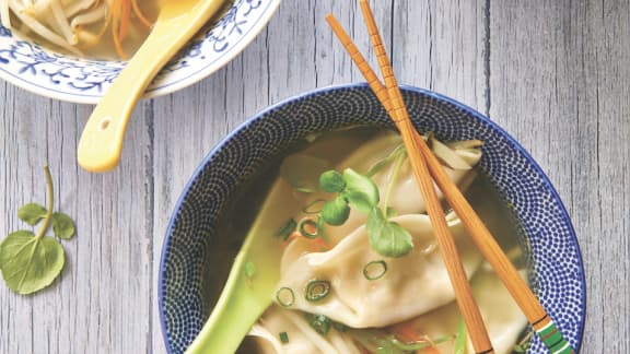 Soupe wonton aux légumes, bouillon au gingembre et au lait de coco
