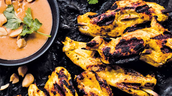 Satay de poulet au cari, sauce aux pinottes