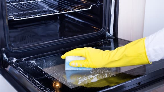 Comment nettoyer votre four facilement et rapidement