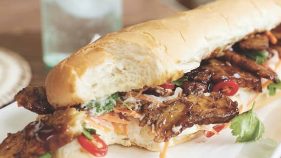 Banh mimi au tempeh caramélisé