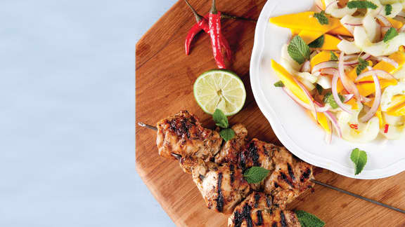 Brochettes de hauts de cuisses de poulet à la jerk, salade de mangue