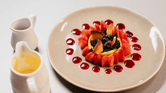 Sabayon sur fruits, coulis et biscuits croustillants