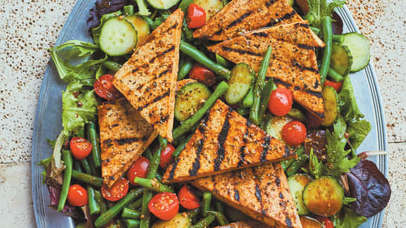 Salade d'été au tofu grillé