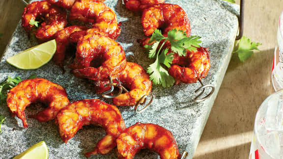 Brochettes de crevettes, salsa de pêches
