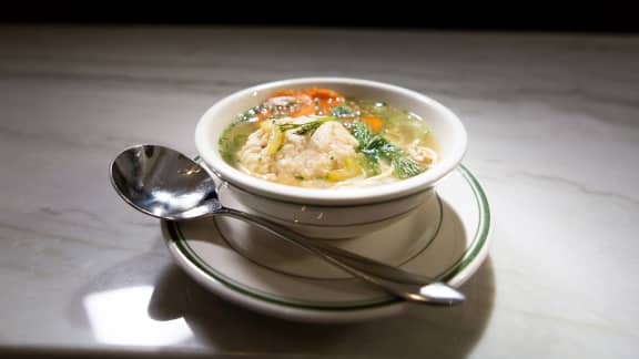 Soupe au poulet avec « matzah balls »