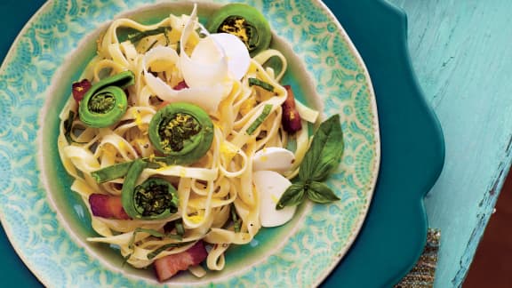 Tagliatelles citronnées aux têtes-de-violon et jambon croustillant