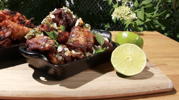Ailes de poulet fumées au miel, à la lime et à l’ail