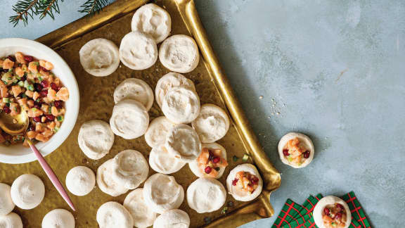 Mini meringues au tartare de saumon et à la grenade