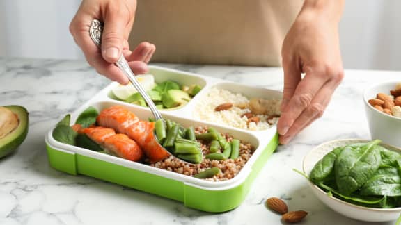 Devrait-on laisser nos restants refroidir avant de les ranger au frigo ?