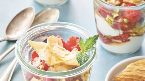 Parfait au yogourt, framboises, érable et écrasé de pâte filo