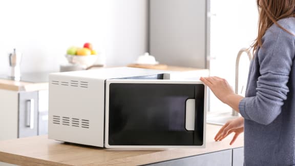 Nettoyer efficacement son frigo : ces 6 produits miracles méconnus qui vont  vous surprendre 