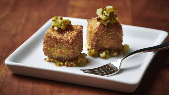 Joue de bœuf croustillante et fromage en grains, tapenade de cornichons