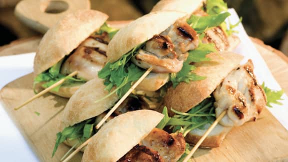 Jeudi : Mini hot-dogs de brochettes de poulet au miel