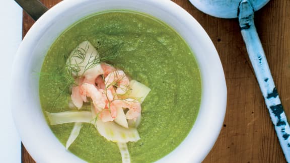 Potage aux pois verts, fenouil et crevettes