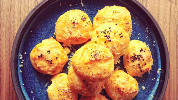 Gougères à l’huile de caméline et cheddar