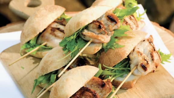 Mini hot-dogs de brochettes de poulet au miel