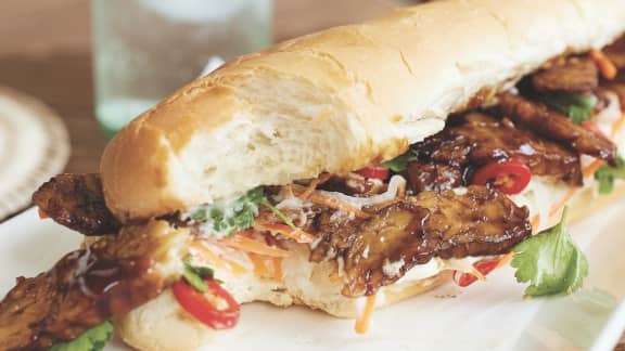 Banh mimi au tempeh caramélisé