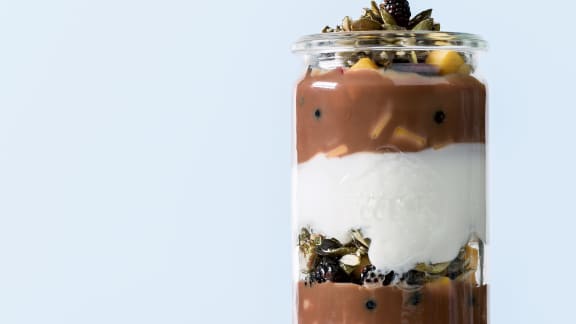 Yogourt au miel, aux petits fruits et aux graines de citrouille