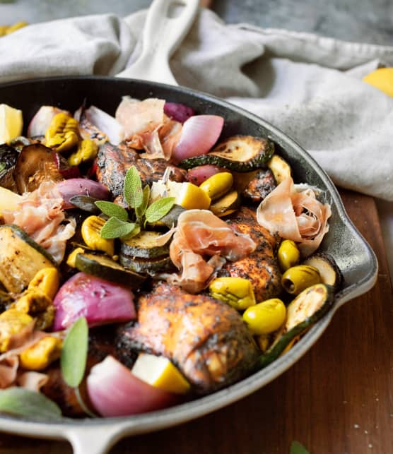 Casserole de poulet, proscuitto, olives, sauge et ail noir