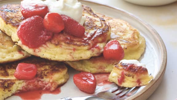 Pancakes au fromage cottage et aux fraises au jus