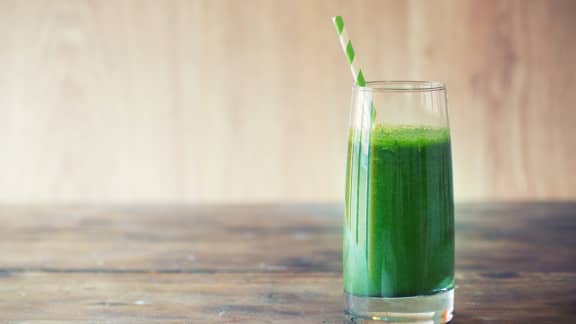 Voici 5 effets sur le corps lorsqu'on boit un shot d'immunité chaque jour
