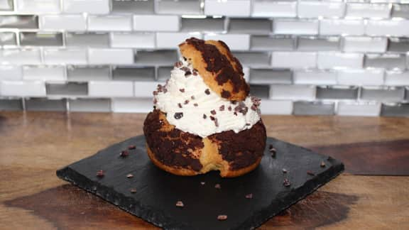 Choux à la banane caramélisée, chocolat et fève tonka