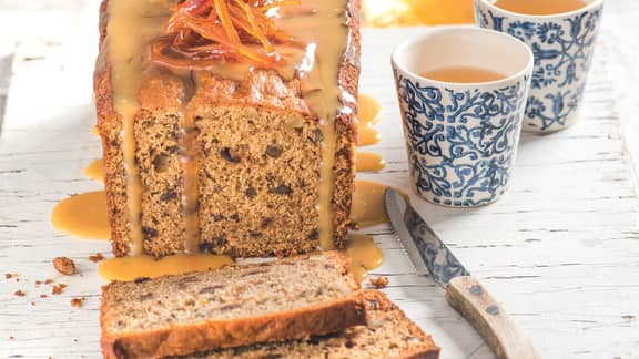 Gâteau à l'orange, aux dattes et aux noix, sauce caramel à l'orange