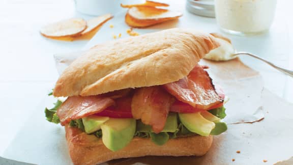 BLT sur focaccia au fromage fondant et à l'avocat avec croustilles maison