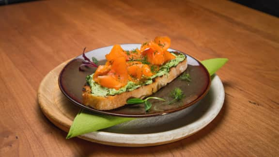 Toast grillée à l’avocat, saumon fumé et aneth