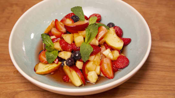 Recette de salade de fruits frais maison. Dessert rafraîchissant.