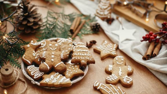 Biscuits De Pain D'épice De Noël. Biscuits Festifs En Forme De