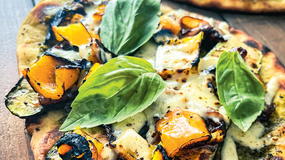 Pizza sur naan, oignons caramélisés et légumes grillés