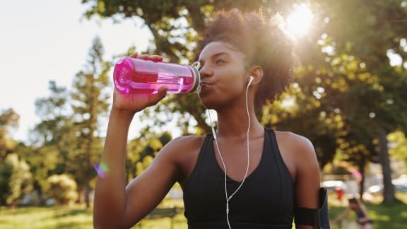 Ces 6 facteurs indiquent que vous ne buvez pas assez d'eau