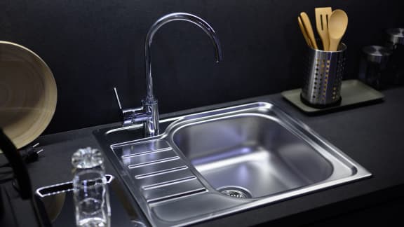 couper des oignons en pleurant