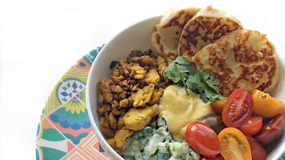 Bol au tempeh croustillant, halloumi grillé et cari